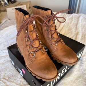 Sorel Phoenix lace up bootie size 8.5 NWT